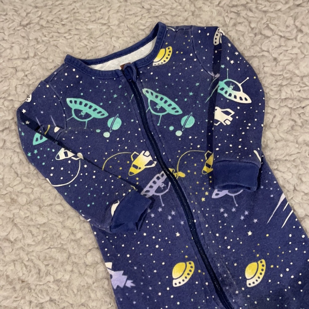 4 Piece - Onesie Bundle ๐๐ฉ๐ปโ๐โฐ๐ - Picture 4 of 5